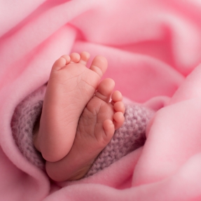 baby-feet-pink-blanket-1255666-mobile